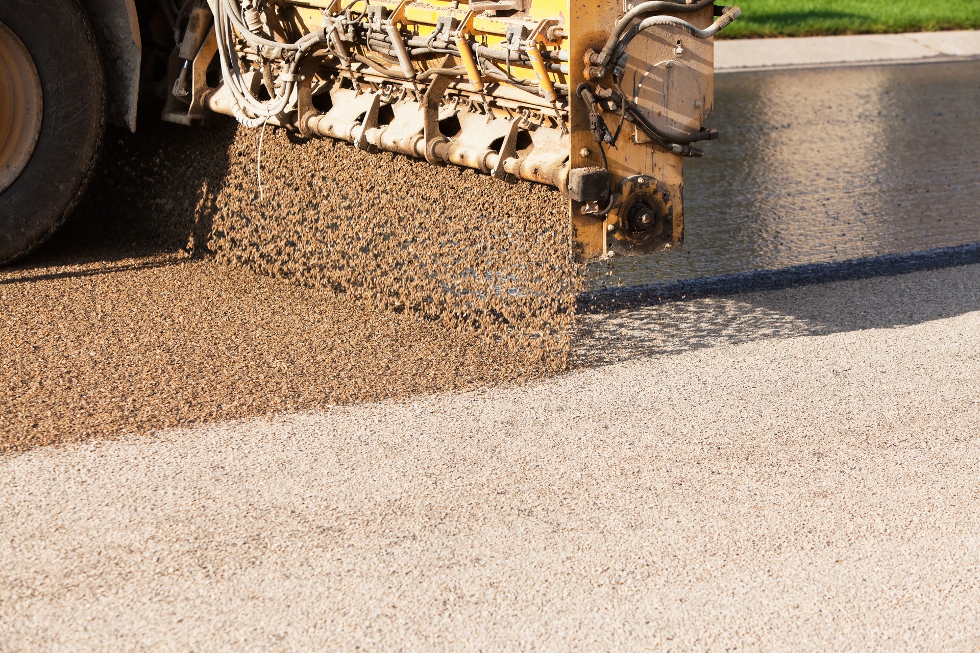 Chip Sealing Asphalt Pavement Street with Crushed Rock